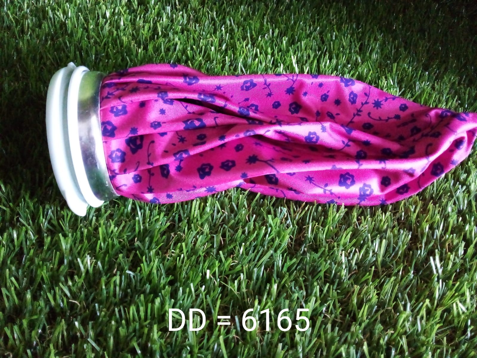 Ice bag for joint pain, showing practical application and design features Ice bag for joint pain, showing practical application and design features